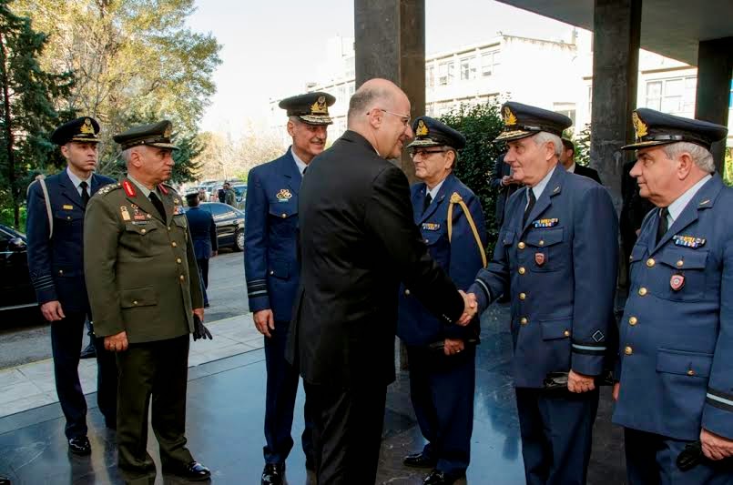 Κοινή επίσκεψη ΥΕΘΑ Νίκου Δένδια και Μακαριωτάτου Αρχιεπισκόπου Αθηνών Ιερώνυμου Β’ στο 251 ΓΝΑ - Φωτογραφία 2