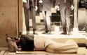 Ο Πάπας χαρίζει sleeping bags στους αστέγους για τις γιορτές