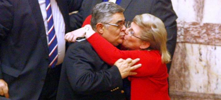 Το παθιασμένο φιλί στο στόμα της Ζαρούλια στον Μιχαλολιάκο μέσα στην Ολομέλεια - Φωτογραφία 1