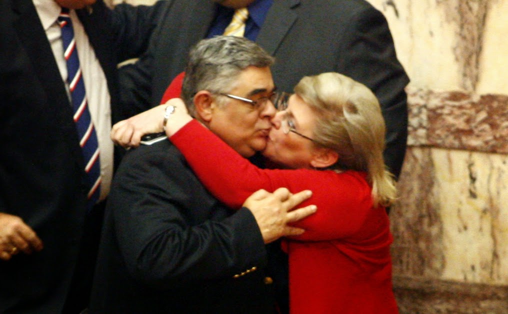 Το παθιασμένο φιλί στο στόμα της Ζαρούλια στον Μιχαλολιάκο μέσα στην Ολομέλεια - Φωτογραφία 2