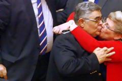 Το παθιασμένο φιλί στο στόμα της Ζαρούλια στον Μιχαλολιάκο μέσα στην Ολομέλεια