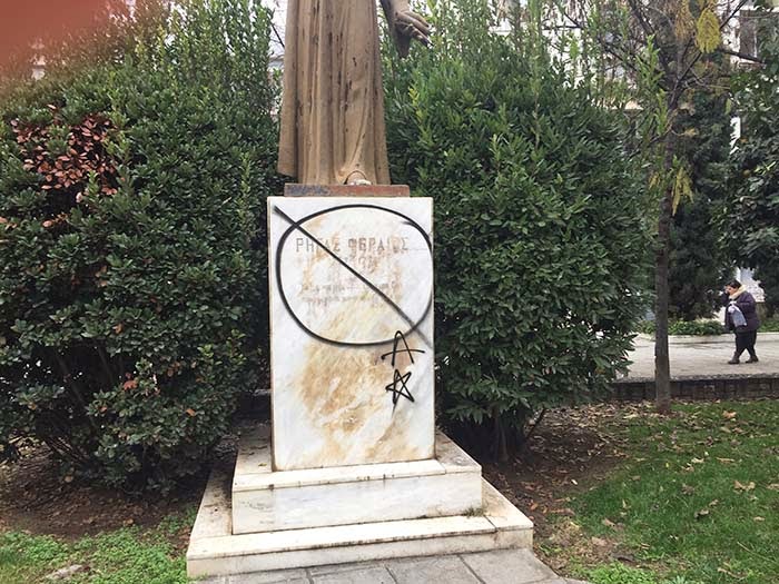Βεβήλωσαν το άγαλμα του Ρήγα Φεραίου στην πλατεία Νομαρχίας - Φωτογραφία 2