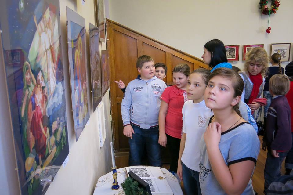 Τα παιδιά του Ντόνετσκ σε έκθεση ζωγραφικής για τα Χριστούγεννα - Φωτογραφία 11