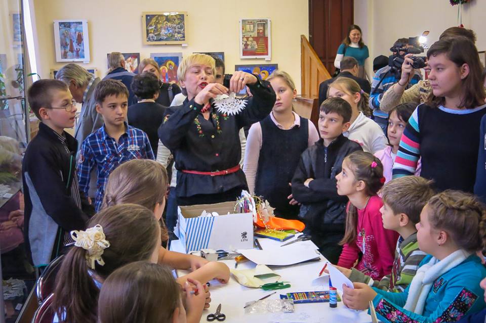 Τα παιδιά του Ντόνετσκ σε έκθεση ζωγραφικής για τα Χριστούγεννα - Φωτογραφία 4