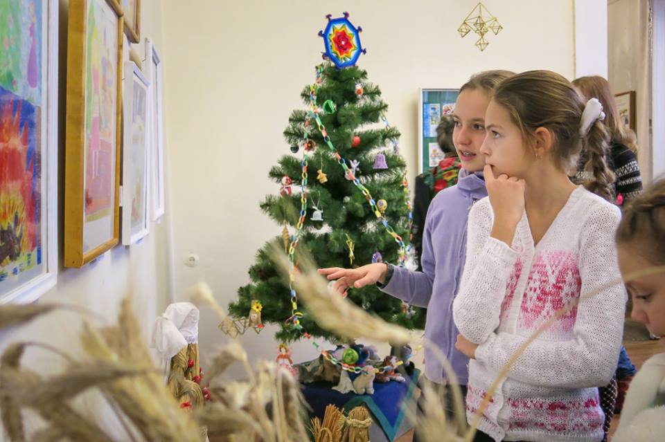 Τα παιδιά του Ντόνετσκ σε έκθεση ζωγραφικής για τα Χριστούγεννα - Φωτογραφία 7