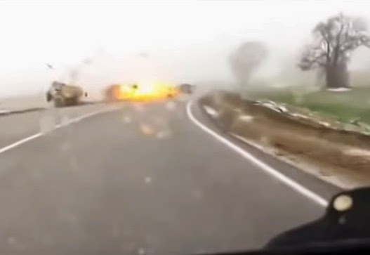 Συγκλονιστικο βίντεο: Κεραυνός χτυπάει και διαλύει αυτοκίνητο ληστών κατά τη διάρκεια καταδίωξης... [video] - Φωτογραφία 1