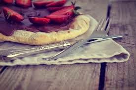 Η συνταγή της ημέρας: Πίτσα με πραλίνα φουντουκιού και φράουλα - Φωτογραφία 1