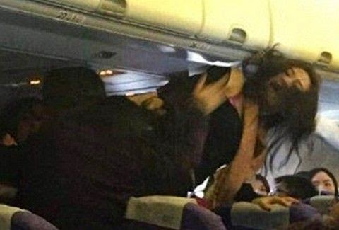 ΧΑΜΟΣ εν πτήσει: Γυναίκες πιάστηκαν μαλλί με μαλλί! [photos] - Φωτογραφία 1
