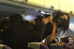 ΧΑΜΟΣ εν πτήσει: Γυναίκες πιάστηκαν μαλλί με μαλλί! [photos]