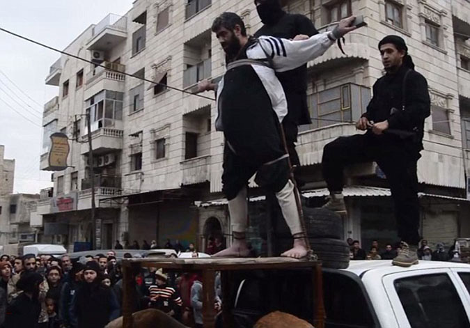 Εικόνες φρίκης από τη Συρία: Τζιχαντιστές σταυρώνουν και ακρωτηριάζουν σε δημόσια θέα - Φωτογραφία 2