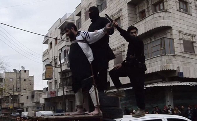 Εικόνες φρίκης από τη Συρία: Τζιχαντιστές σταυρώνουν και ακρωτηριάζουν σε δημόσια θέα - Φωτογραφία 3