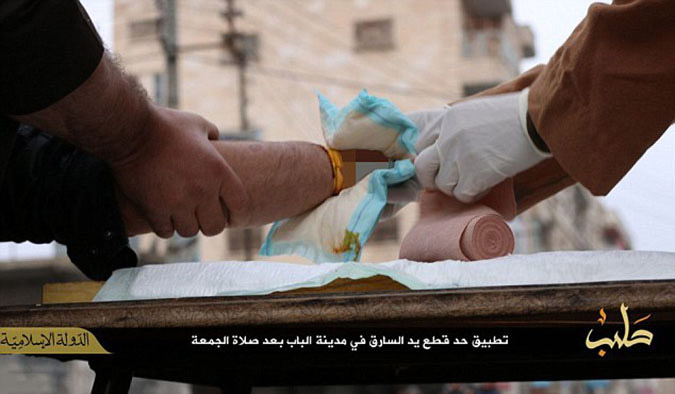 Εικόνες φρίκης από τη Συρία: Τζιχαντιστές σταυρώνουν και ακρωτηριάζουν σε δημόσια θέα - Φωτογραφία 4
