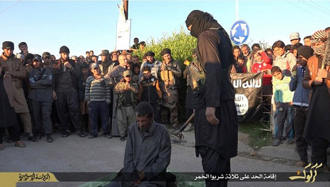Εικόνες φρίκης από τη Συρία: Τζιχαντιστές σταυρώνουν και ακρωτηριάζουν σε δημόσια θέα - Φωτογραφία 8