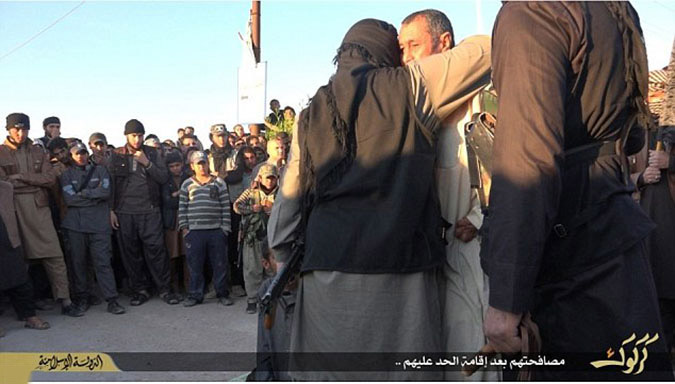 Εικόνες φρίκης από τη Συρία: Τζιχαντιστές σταυρώνουν και ακρωτηριάζουν σε δημόσια θέα - Φωτογραφία 9