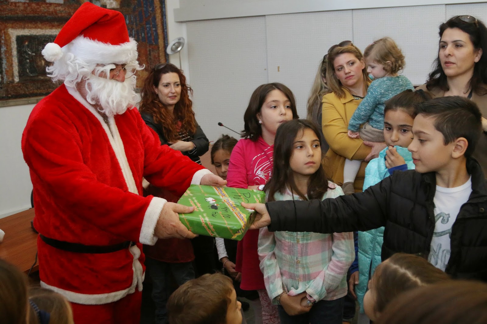 Ήρθε ο Άγιος Βασίλης για τα παιδιά των δημοσιογράφων στο Ηράκλειο [video + photos] - Φωτογραφία 1