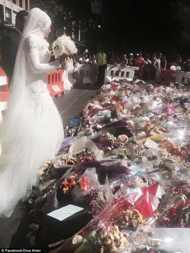Η νύφη που συγκίνησε το Σύδνεϋ: Άφησε τη νυφική ανθοδέσμη στο σημείο που πέθαναν οι όμηροι...Η εικόνα συγκλονίζει! - Φωτογραφία 2