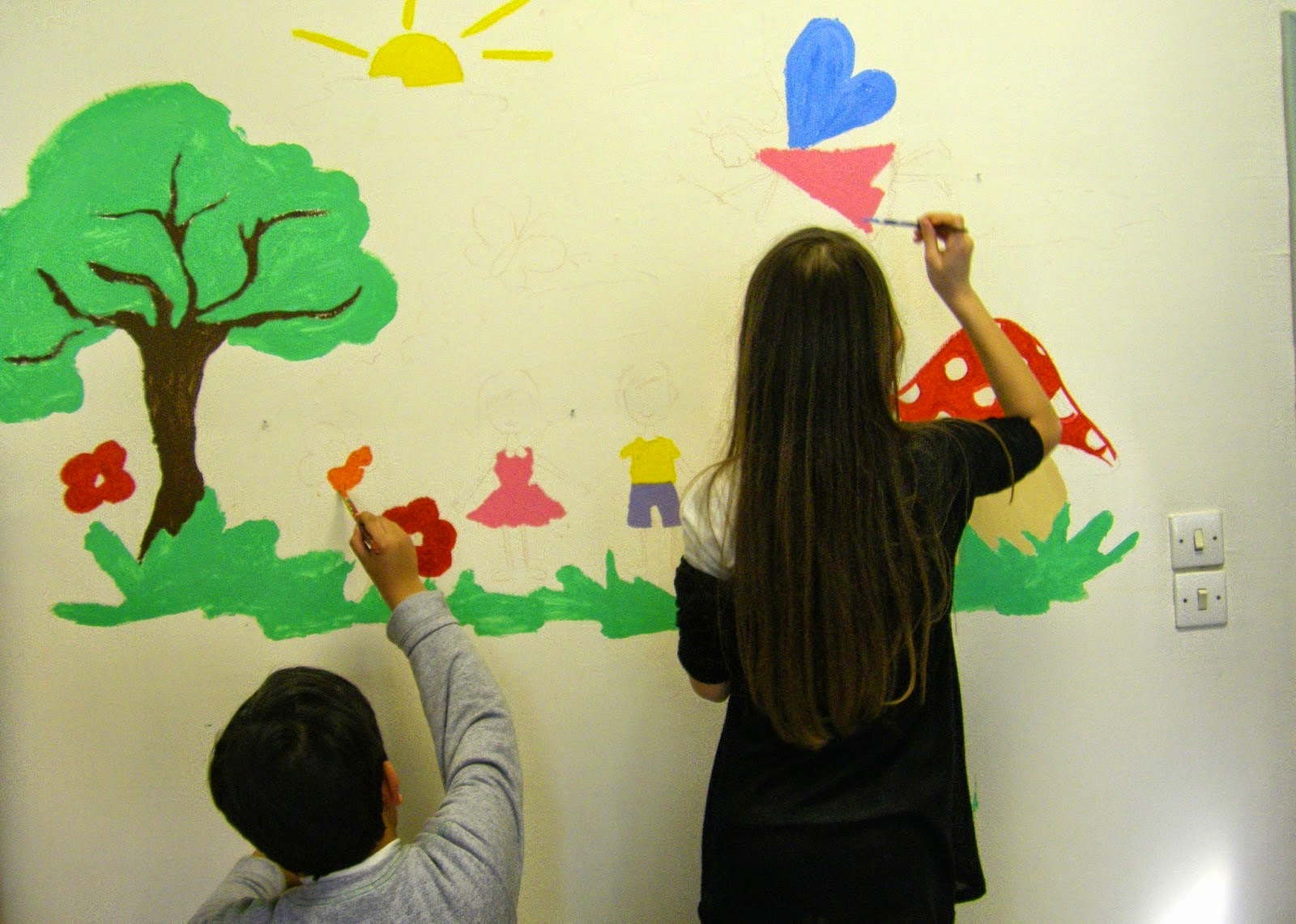 Μικροί μαθητές δημοτικού σχολείου ζωγράφισαν σε νοσοκομείο, για να ευχηθούν περαστικά στα άρρωστα παιδάκια - Φωτογραφία 1