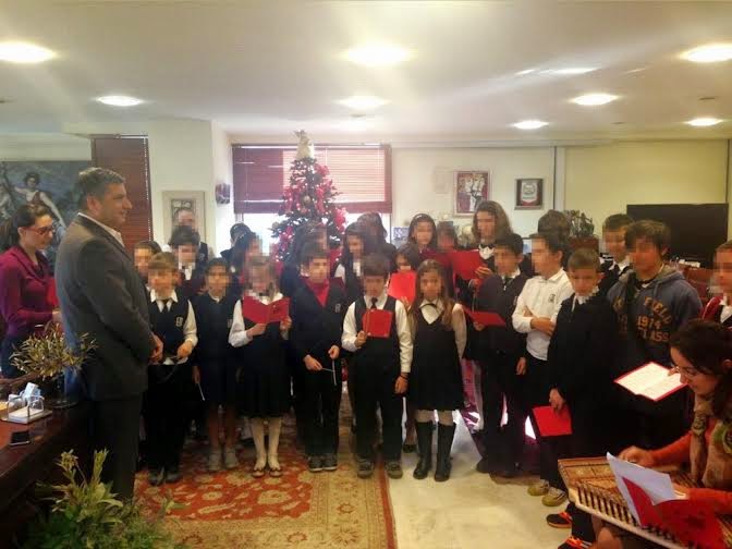 Με τις ζεστές και μελωδικές φωνούλες τους μικροί μαθητές από σχολεία της πόλης τραγούδησαν τα κάλαντα των Χριστουγέννων στο Δήμαρχο Αμαρουσίου Γ. Πατούλη - Φωτογραφία 2
