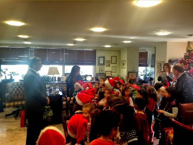 Με τις ζεστές και μελωδικές φωνούλες τους μικροί μαθητές από σχολεία της πόλης τραγούδησαν τα κάλαντα των Χριστουγέννων στο Δήμαρχο Αμαρουσίου Γ. Πατούλη - Φωτογραφία 3