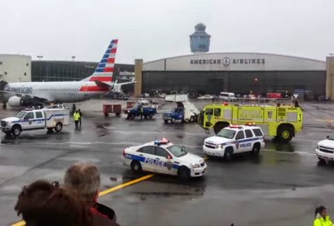 ΤΡΟΜΟΣ στο αεροδρόμιο της Νέας Υόρκης: Τράκαραν αεροπλάνα! [video] - Φωτογραφία 1