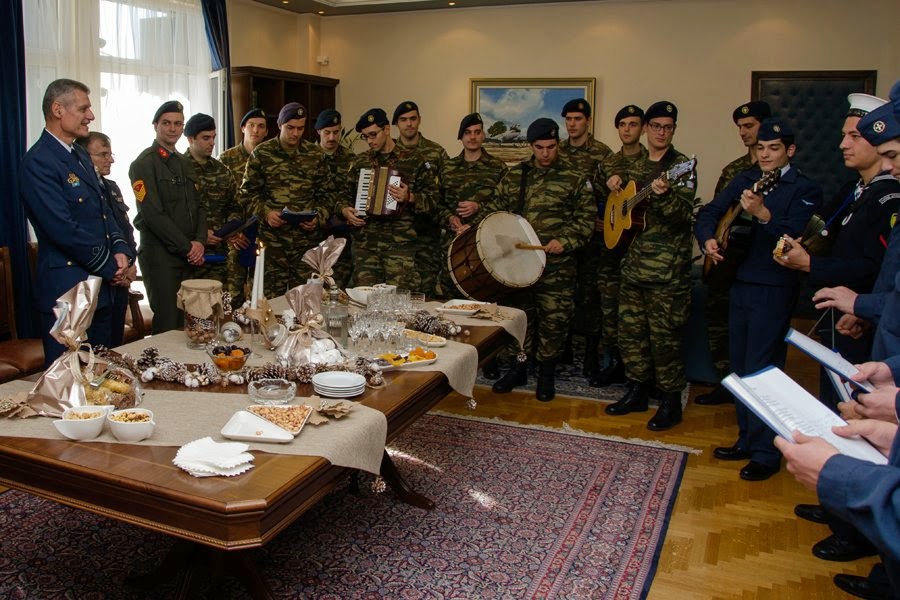 Χριστουγεννιάτικα Κάλαντα από Χορωδίες - Μπάντες των Ενόπλων Δυνάμεων στον Αρχηγό ΓΕΑ - Φωτογραφία 11