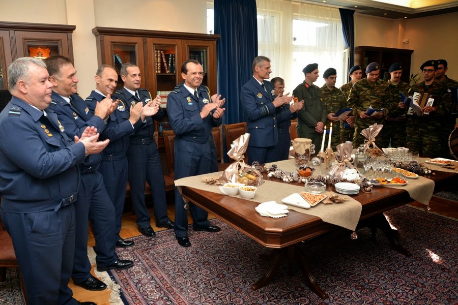 Χριστουγεννιάτικα Κάλαντα από Χορωδίες - Μπάντες των Ενόπλων Δυνάμεων στον Αρχηγό ΓΕΑ - Φωτογραφία 14