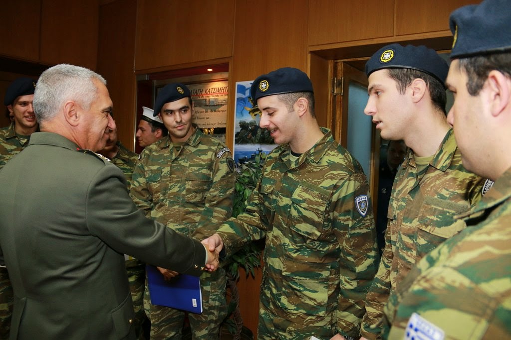 ΧΡΙΣΤΟΥΓΕΝΝΙΑΤΙΚΑ ΚΑΛΑΝΤΑ ΚΑΙ ΕΥΧΕΣ ΑΠΟ ΧΟΡΩΔΙΕΣ-ΜΠΑΝΤΕΣ ΤΩΝ ΕΝΟΠΛΩΝ ΔΥΝΑΜΕΩΝ ΣΤΟΝ ΑΡΧΗΓΟ ΓΕΕΘΑ - Φωτογραφία 11