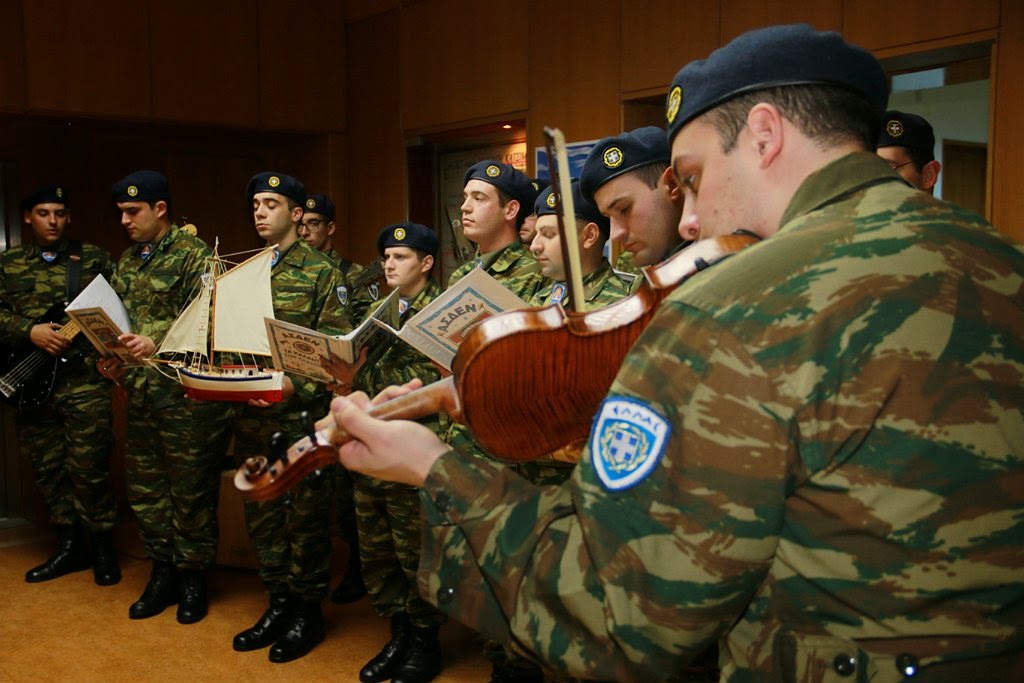 ΧΡΙΣΤΟΥΓΕΝΝΙΑΤΙΚΑ ΚΑΛΑΝΤΑ ΚΑΙ ΕΥΧΕΣ ΑΠΟ ΧΟΡΩΔΙΕΣ-ΜΠΑΝΤΕΣ ΤΩΝ ΕΝΟΠΛΩΝ ΔΥΝΑΜΕΩΝ ΣΤΟΝ ΑΡΧΗΓΟ ΓΕΕΘΑ - Φωτογραφία 14