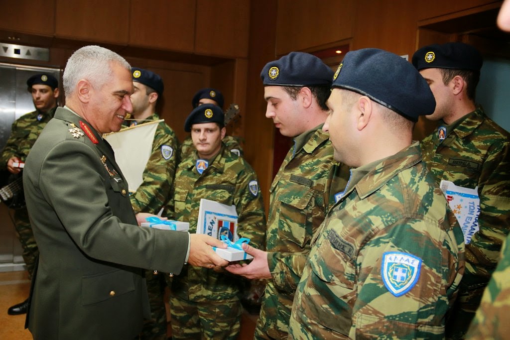 ΧΡΙΣΤΟΥΓΕΝΝΙΑΤΙΚΑ ΚΑΛΑΝΤΑ ΚΑΙ ΕΥΧΕΣ ΑΠΟ ΧΟΡΩΔΙΕΣ-ΜΠΑΝΤΕΣ ΤΩΝ ΕΝΟΠΛΩΝ ΔΥΝΑΜΕΩΝ ΣΤΟΝ ΑΡΧΗΓΟ ΓΕΕΘΑ - Φωτογραφία 15