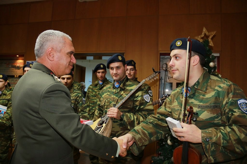 ΧΡΙΣΤΟΥΓΕΝΝΙΑΤΙΚΑ ΚΑΛΑΝΤΑ ΚΑΙ ΕΥΧΕΣ ΑΠΟ ΧΟΡΩΔΙΕΣ-ΜΠΑΝΤΕΣ ΤΩΝ ΕΝΟΠΛΩΝ ΔΥΝΑΜΕΩΝ ΣΤΟΝ ΑΡΧΗΓΟ ΓΕΕΘΑ - Φωτογραφία 16