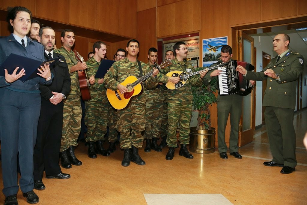 ΧΡΙΣΤΟΥΓΕΝΝΙΑΤΙΚΑ ΚΑΛΑΝΤΑ ΚΑΙ ΕΥΧΕΣ ΑΠΟ ΧΟΡΩΔΙΕΣ-ΜΠΑΝΤΕΣ ΤΩΝ ΕΝΟΠΛΩΝ ΔΥΝΑΜΕΩΝ ΣΤΟΝ ΑΡΧΗΓΟ ΓΕΕΘΑ - Φωτογραφία 18