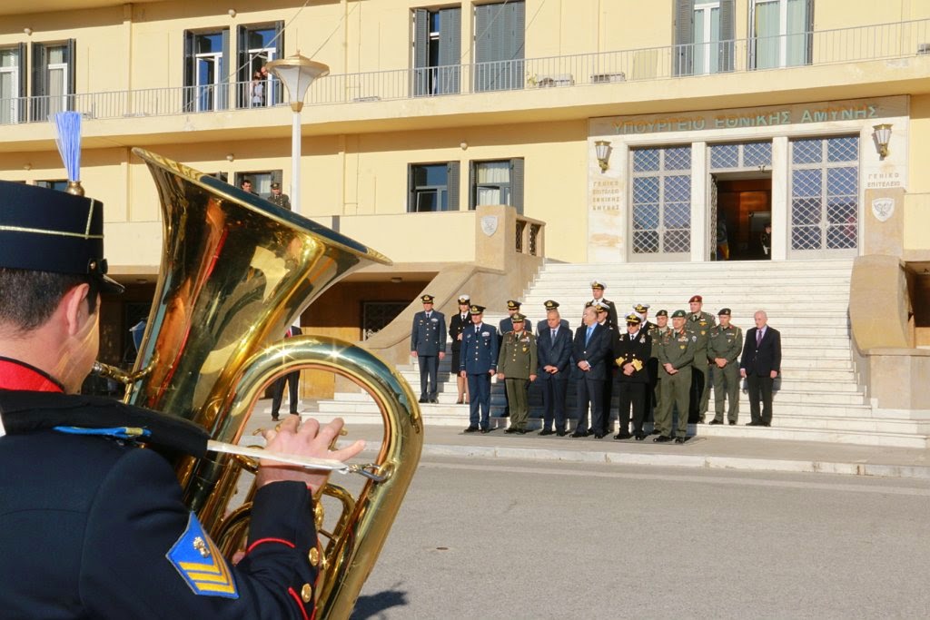 ΧΡΙΣΤΟΥΓΕΝΝΙΑΤΙΚΑ ΚΑΛΑΝΤΑ ΚΑΙ ΕΥΧΕΣ ΑΠΟ ΧΟΡΩΔΙΕΣ-ΜΠΑΝΤΕΣ ΤΩΝ ΕΝΟΠΛΩΝ ΔΥΝΑΜΕΩΝ ΣΤΟΝ ΑΡΧΗΓΟ ΓΕΕΘΑ - Φωτογραφία 2