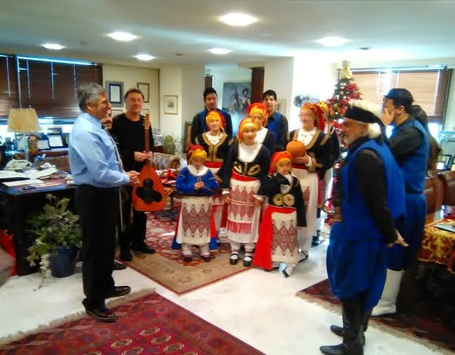 Με παραδοσιακά κάλαντα και επίκαιρες μελωδίες σύλλογοι, φορείς και παιδιά ευχήθηκαν στο Δήμαρχο Αμαρουσίου Γ. Πατούλη για τις εορτές των Χριστουγέννων - Φωτογραφία 5