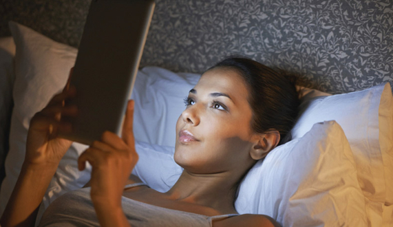 Η ανάγνωση με το iPad πριν τον ύπνο είναι βλαβερή για την υγεία - Φωτογραφία 1