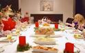 13 σκύλοι και μια γάτα σε ένα χριστουγεννιάτικο τραπέζι που έγινε viral! [Video]