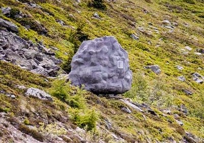 Αυτός ο τεράστιος βράχος στις Ελβετικές Άλπεις είναι στην πραγματικότητα κάτι εντελώς διαφορετικό! [photos] - Φωτογραφία 1