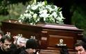 AUTA EINAI: Κηδεία με στριπτηζεζ!