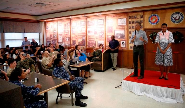 Το ζεύγος Ομπάμα επισκέφθηκε βάση πεζοναυτών στη Χαβάη - Φωτογραφία 1
