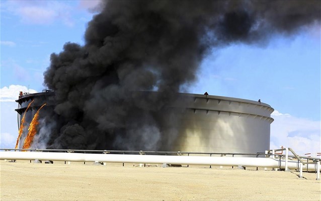 Λιβύη: Το χάος συνεχίζεται, τρεις δεξαμενές φλέγονται στο λιμάνι της Ες Σίντερ - Φωτογραφία 1
