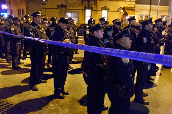 Νέα Υόρκη: Φόρος τιμής στους αστυνομικούς που δολοφονήθηκαν - Φωτογραφία 1