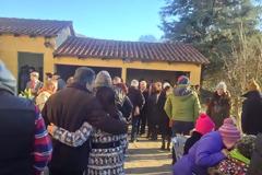 Ποιος πασίγνωστος Βουλευτής ντύθηκε γαμπρός αλλά δεν ήταν κανένας συνάδελφος στο πλευρό του; [photos]