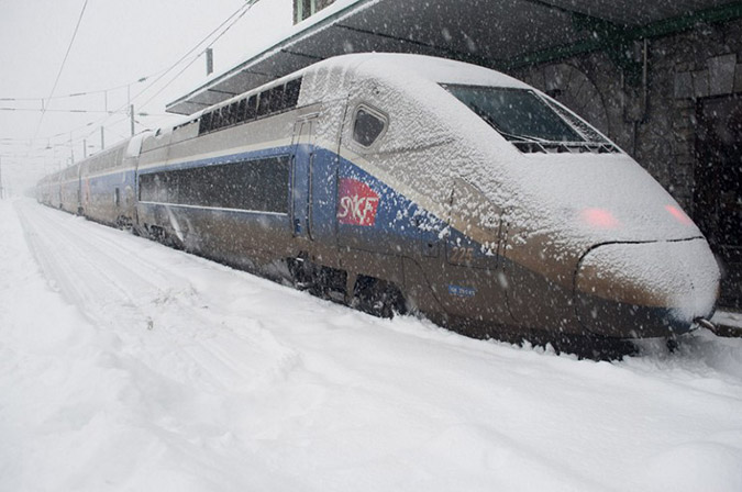 Γαλλία: Ένας νεκρός και χιλιάδες εγκλωβισμένοι στα χιόνια - Φωτογραφία 6