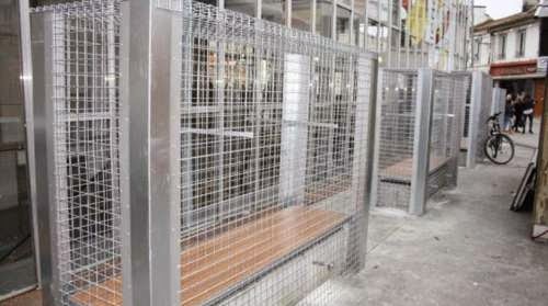 Γαλλία: Δήμαρχος έβαλε παγκάκια σε κλουβιά για να μην πηγαίνουν άστεγοι και αλκοολικοί - Φωτογραφία 1