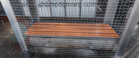 Γαλλία: Δήμαρχος έβαλε παγκάκια σε κλουβιά για να μην πηγαίνουν άστεγοι και αλκοολικοί - Φωτογραφία 3