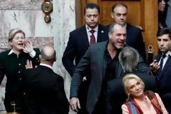 Δείτε φωτογραφίες από τα επεισόδια της Χ.Α στην βουλή... [photos]
