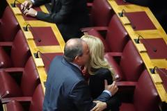 Δείτε τη ξανθιά ύπαρξη που αναστάτωσε τα έδρανα της Βουλής... [photos]