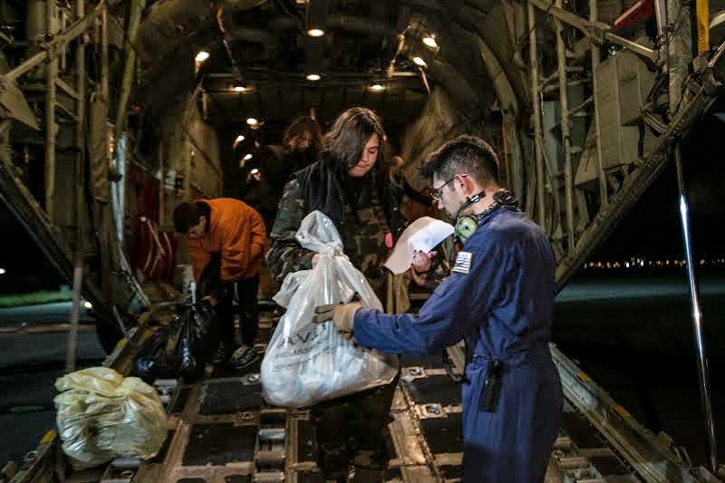 Ολοκλήρωση πρώτης επιχείρησης αερομεταφοράς επιβαινόντων στο NORMAN ATLANTIC με C-130 της Π.Α. - Φωτογραφία 4