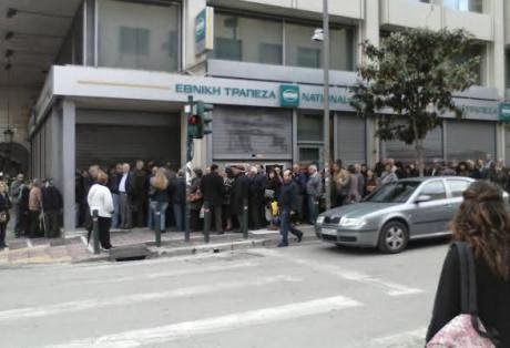 Πάτρα: Αναμονή μέχρι και στα ΑΤΜ - Συνωστισμός στις τράπεζες για τέλη κυκλοφορίας και φόρους - Φωτογραφία 1