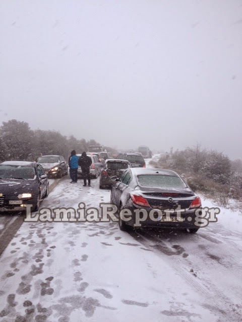 Εικόνες από το σημείο: Εγκλωβίστηκαν οδηγοί - Με αλυσίδες τα αυτοκίνητα στο δρόμο Λαμίας - Δομοκού! [photo] - Φωτογραφία 6