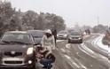 Εικόνες από το σημείο: Εγκλωβίστηκαν οδηγοί - Με αλυσίδες τα αυτοκίνητα στο δρόμο Λαμίας - Δομοκού! [photo]